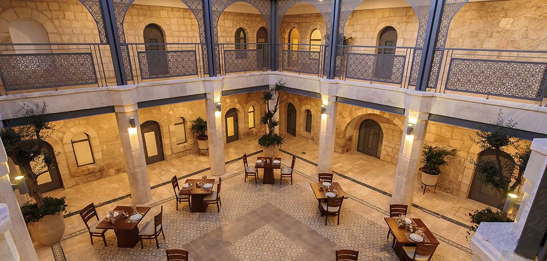 הבית הספרדי בלילה